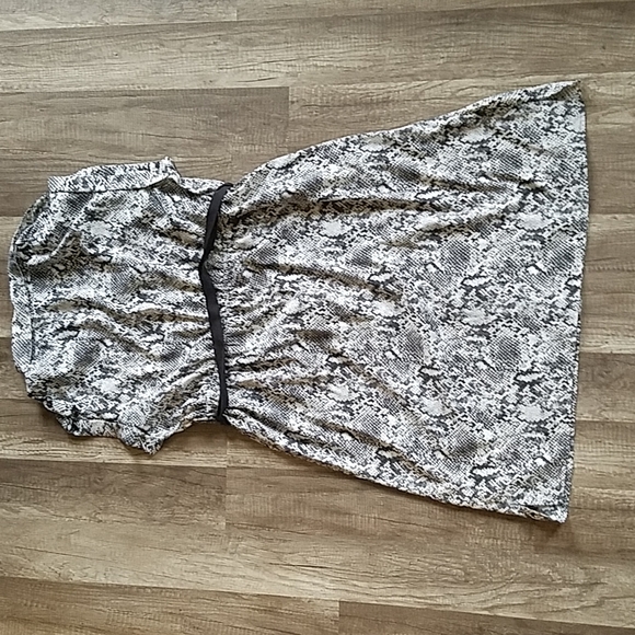 Motherhood Maternity Snakeskin Print Button Down Light Weight Dress L - Picture 9 of 9